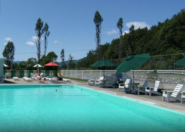 Imagen de la piscina del Motel Les Voitures D'eau. Foto 18