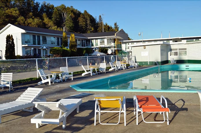 Imagen de la piscina del Motel Les Voitures D'eau. Foto 19
