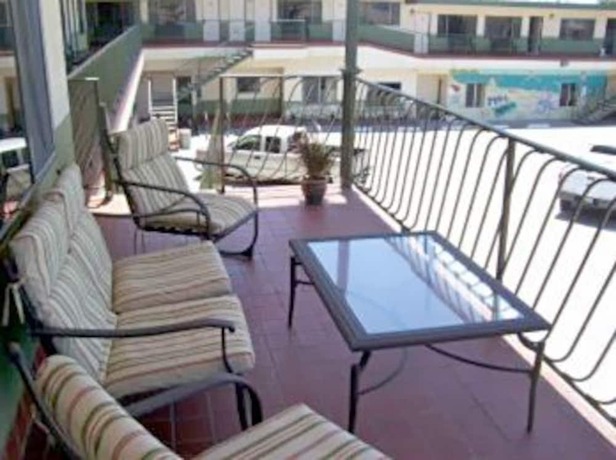 Imagen de los exteriores del Motel Main and Salt. Foto 19