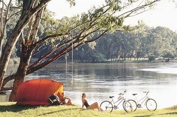 Imagen de los exteriores del Motel Meneres. Foto 11