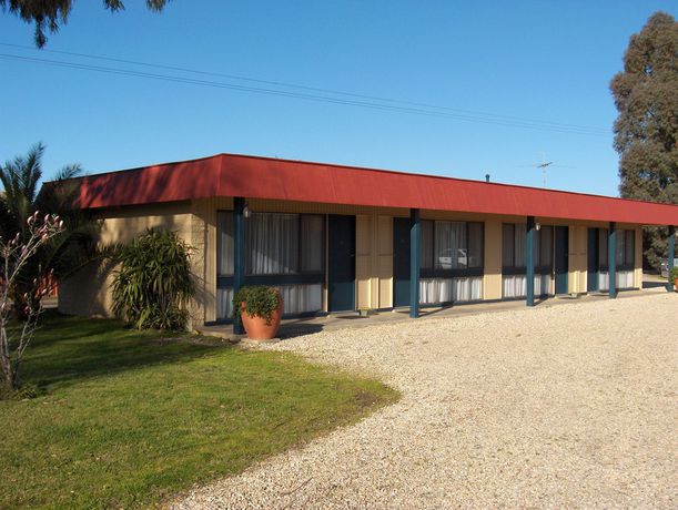 Imagen de los exteriores del Motel Meneres. Foto 13