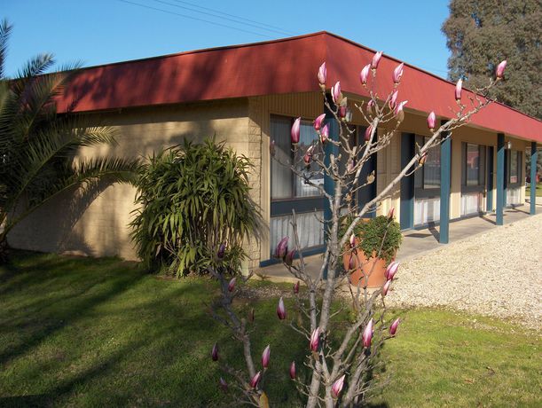 Imagen de los exteriores del Motel Meneres. Foto 14