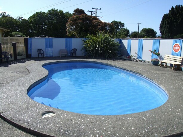 Imagen de la piscina del Motel Montana Lodge. Foto 32