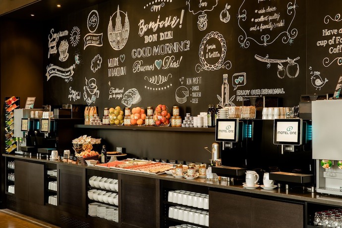 Imagen del bar/restaurante del Motel One Barcelona-Ciutadella. Foto 3