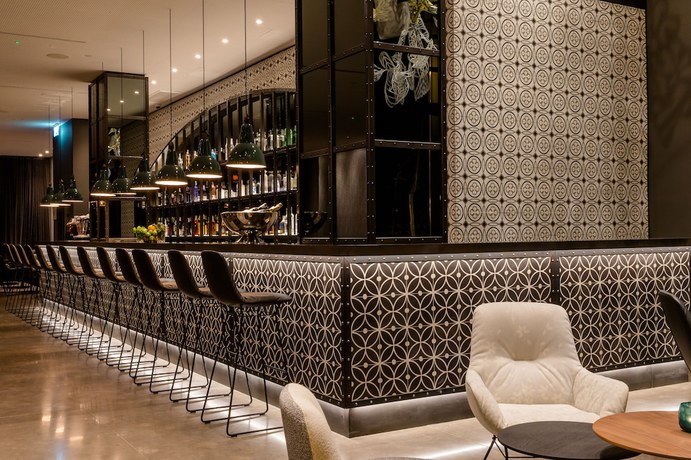 Imagen del bar/restaurante del Motel One Barcelona-Ciutadella. Foto 4