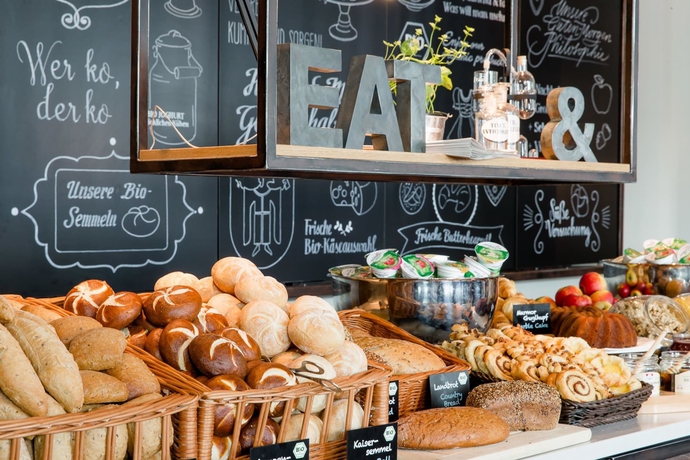 Imagen del bar/restaurante del Motel One Freiburg. Foto 17