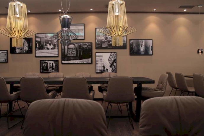 Imagen del bar/restaurante del Motel One Prague - Florentinum. Foto 2