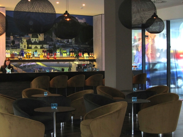 Imagen del bar/restaurante del Motel One Salzburg - Süd. Foto 5