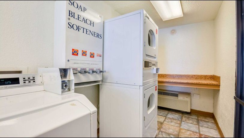 Imagen de los interiores del Motel Oyo Hotel Mobile, Al I-65 At Airport Blvd. Foto 5