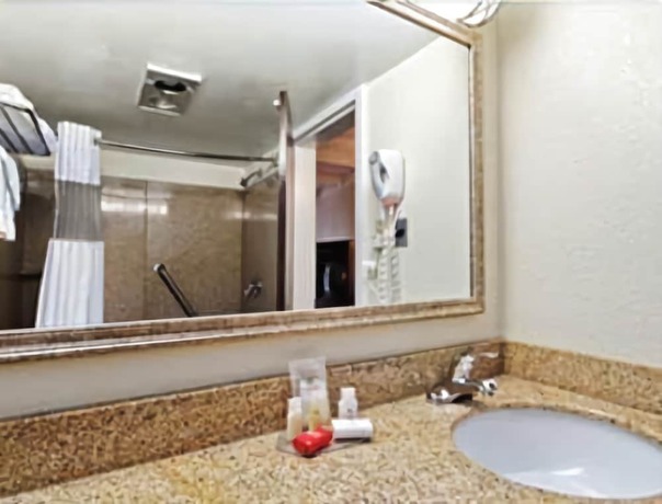 Imagen de la habitación del Motel Red Carpet Inn & Suites. Foto 7