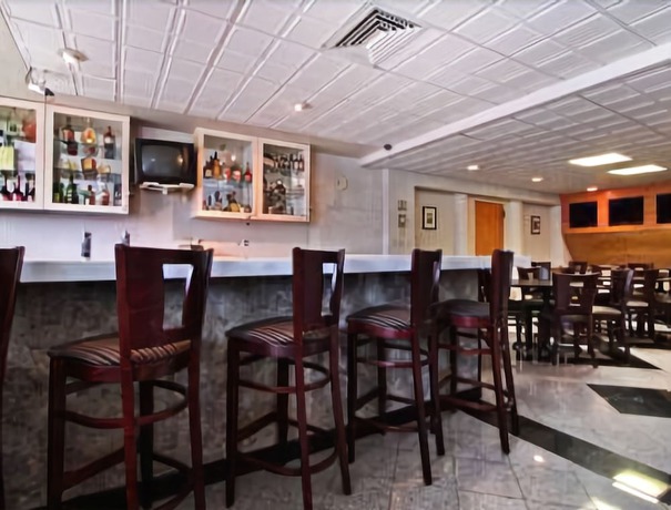 Imagen del bar/restaurante del Motel Red Carpet Inn & Suites. Foto 3