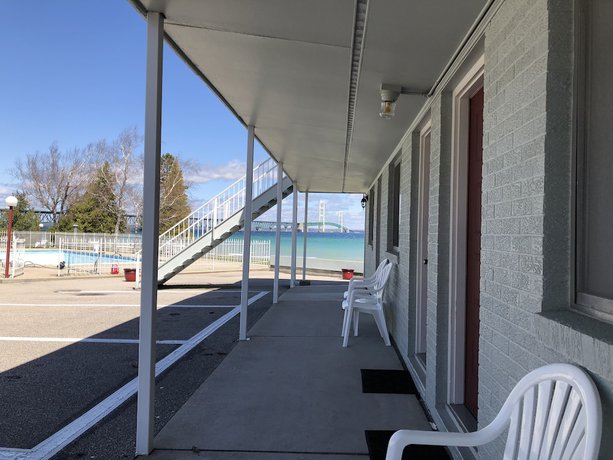 Imagen de los exteriores del Motel Riviera, Mackinaw City. Foto 14