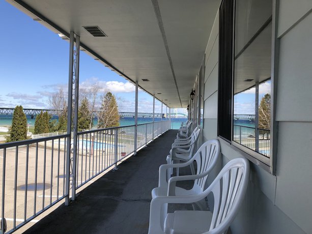 Imagen de los exteriores del Motel Riviera, Mackinaw City. Foto 15