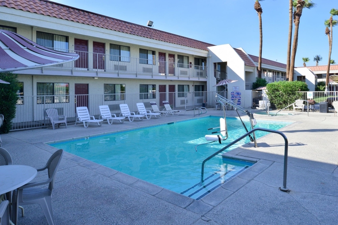 Imagen de la piscina del Motel Rodeway Inn and Suites Thousand Palms - Rancho Mirage. Foto 16