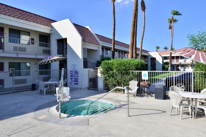 Imagen de los exteriores del Motel Rodeway Inn and Suites Thousand Palms - Rancho Mirage. Foto 11