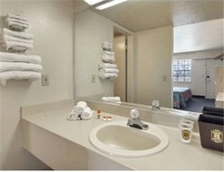 Imagen de la habitación del Motel SUPER 8 TAMPA. Foto 3