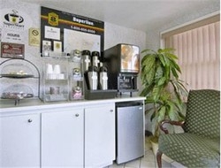 Imagen del bar/restaurante del Motel SUPER 8 TAMPA. Foto 2