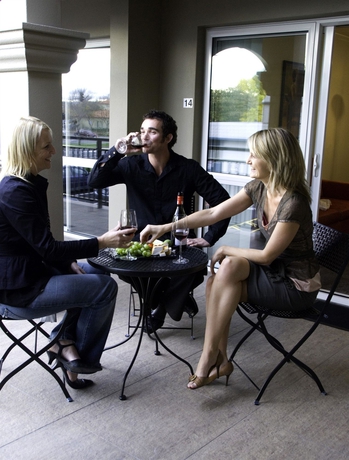 Imagen de los exteriores del Motel Salerno Apartments. Foto 8