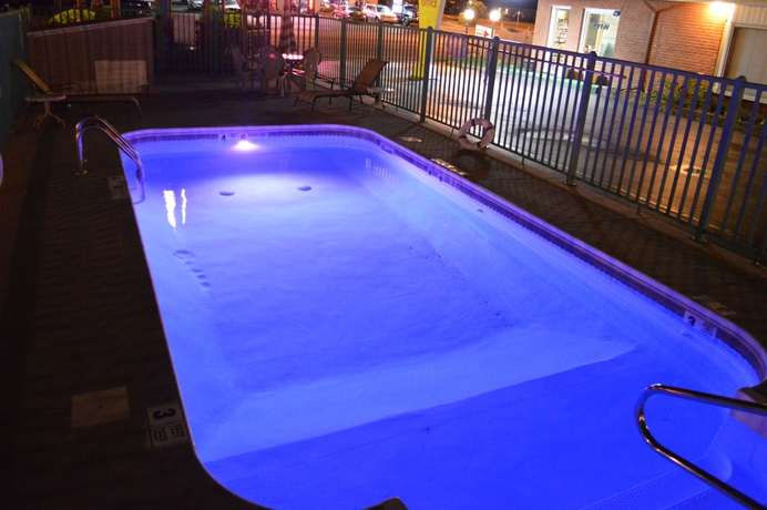 Imagen de la piscina del Motel Sands Niagara Falls. Foto 15