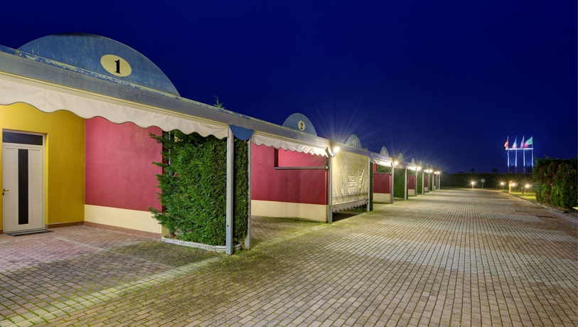 Imagen de los exteriores del Motel Sporting, Ripalta Guerina. Foto 13