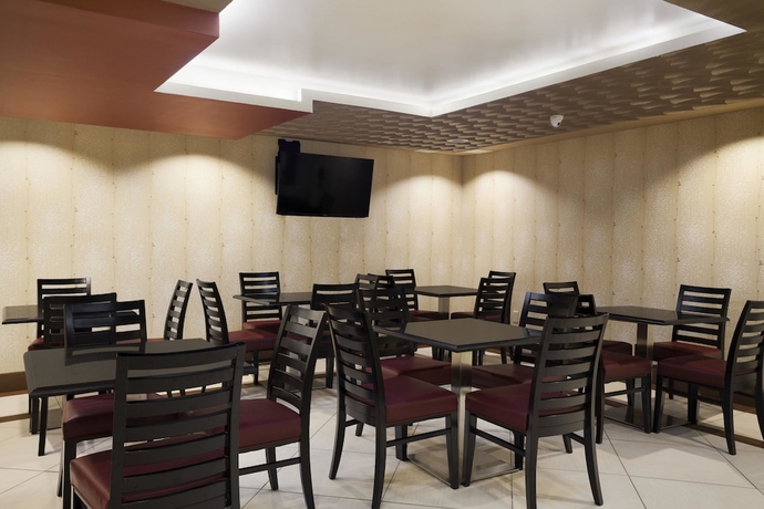 Imagen del bar/restaurante del Motel Super 8 Bronx. Foto 7