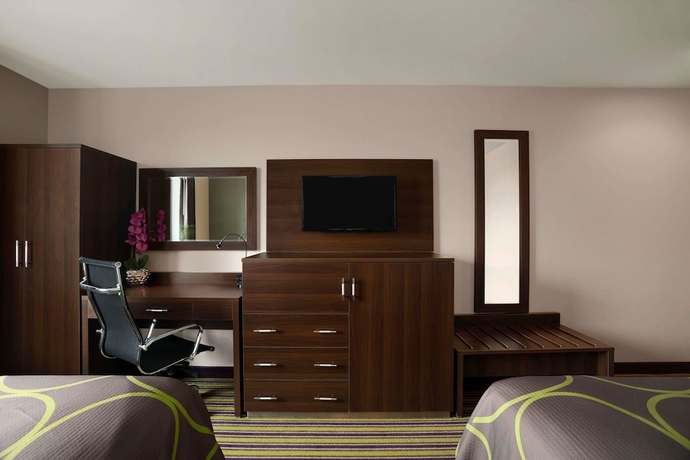 Imagen de la habitación del Motel Super 8 Bronx. Foto 12