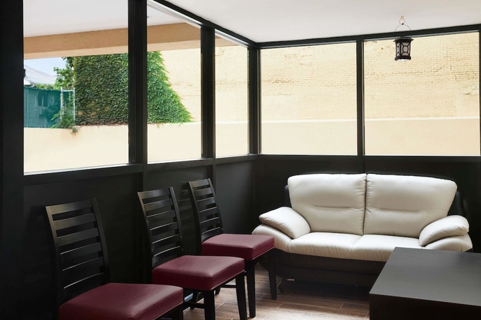 Imagen de los interiores del Motel Super 8 Bronx. Foto 17