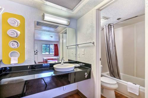 Imagen de la habitación del Motel Super 8 by Wyndham Livermore. Foto 3