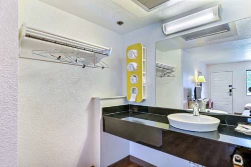 Imagen de la habitación del Motel Super 8 by Wyndham Livermore. Foto 4