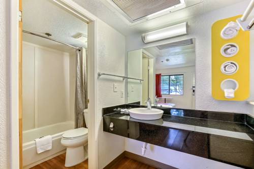 Imagen de la habitación del Motel Super 8 by Wyndham Livermore. Foto 5