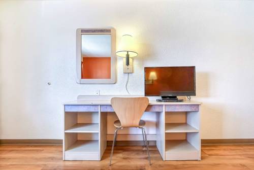 Imagen de la habitación del Motel Super 8 by Wyndham Livermore. Foto 8