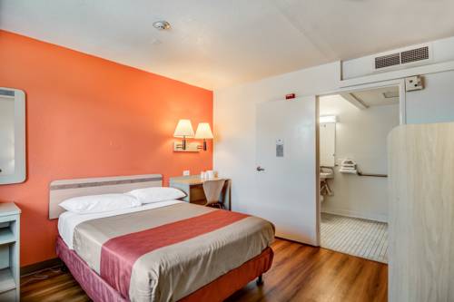 Imagen de la habitación del Motel Super 8 by Wyndham Tracy. Foto 1
