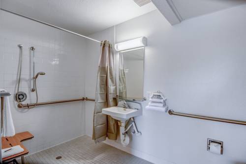 Imagen de la habitación del Motel Super 8 by Wyndham Tracy. Foto 3