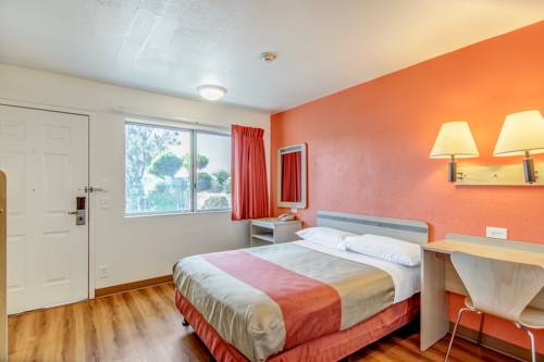 Imagen de la habitación del Motel Super 8 by Wyndham Tracy. Foto 5