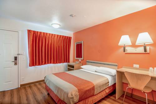 Imagen de la habitación del Motel Super 8 by Wyndham Tracy. Foto 6