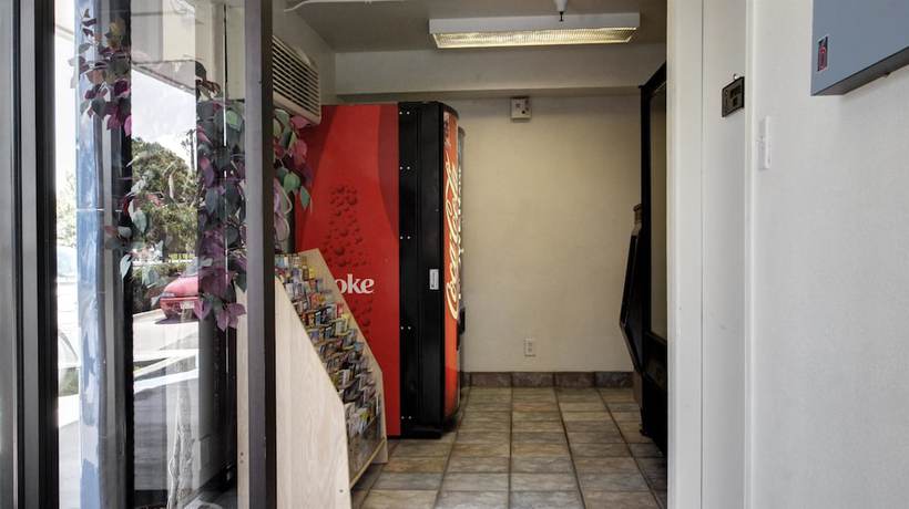 Imagen de los interiores del Motel Super 8 by Wyndham Woods Cross/Salt Lake City North. Foto 17