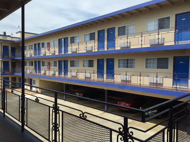 Imagen de los exteriores del Motel Surf. Foto 13