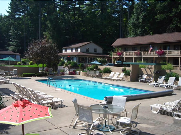 Imagen de la piscina del Motel Tall Pines. Foto 11