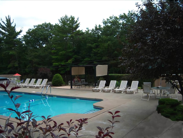 Imagen de la piscina del Motel Tall Pines. Foto 13