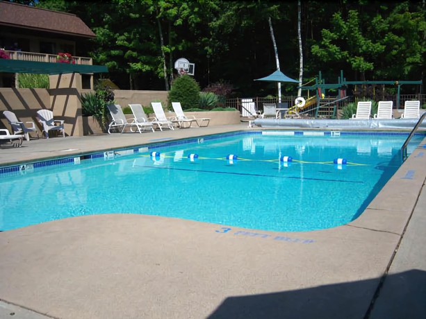 Imagen de la piscina del Motel Tall Pines. Foto 14
