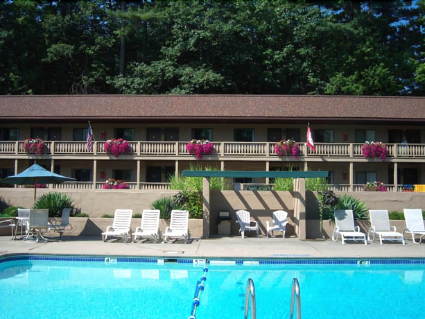 Imagen de la piscina del Motel Tall Pines. Foto 15