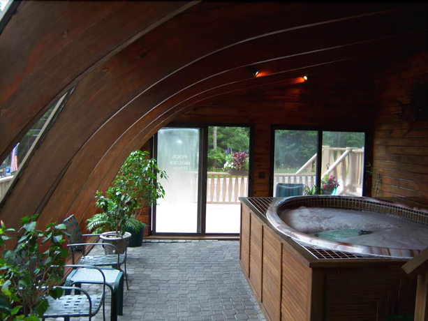 Imagen de la piscina del Motel Tall Pines. Foto 19
