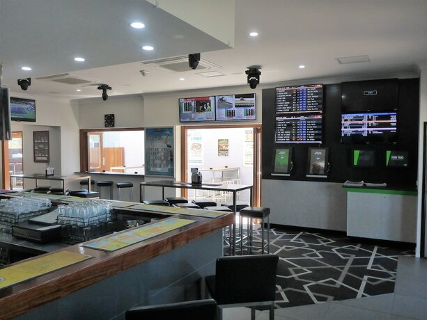 Imagen del bar/restaurante del Motel The Commercial Hotel. Foto 16