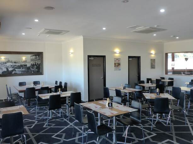 Imagen del bar/restaurante del Motel The Commercial Hotel. Foto 17