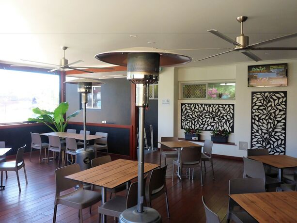 Imagen del bar/restaurante del Motel The Commercial Hotel. Foto 20