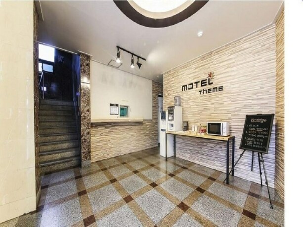 Imagen de los interiores del Motel Theme. Foto 20