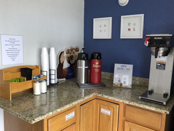 Imagen del bar/restaurante del Motel Travelodge by Wyndham Fort Myers North. Foto 2