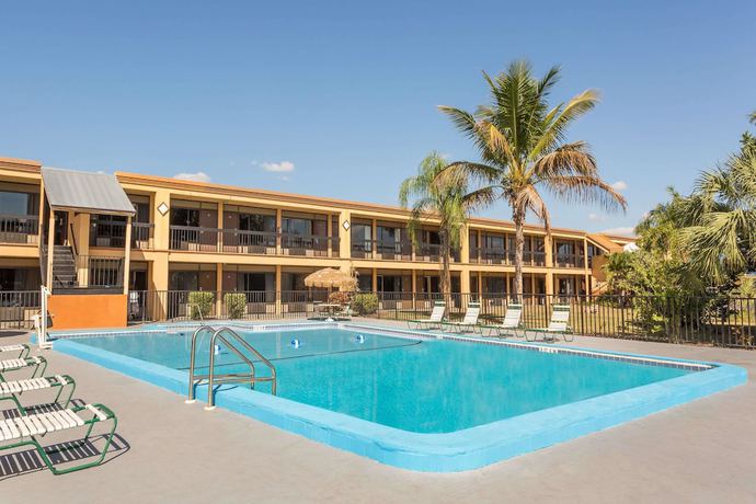 Imagen de la piscina del Motel Travelodge by Wyndham Fort Myers North. Foto 19