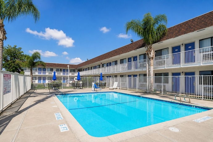 Imagen de la piscina del Motel Value Stay Inn Lost Hills. Foto 16