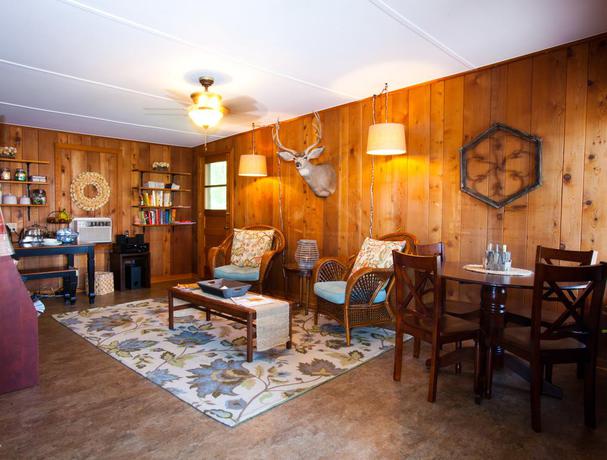 Imagen de los interiores del Motel Whispering Winds, Auburn. Foto 8